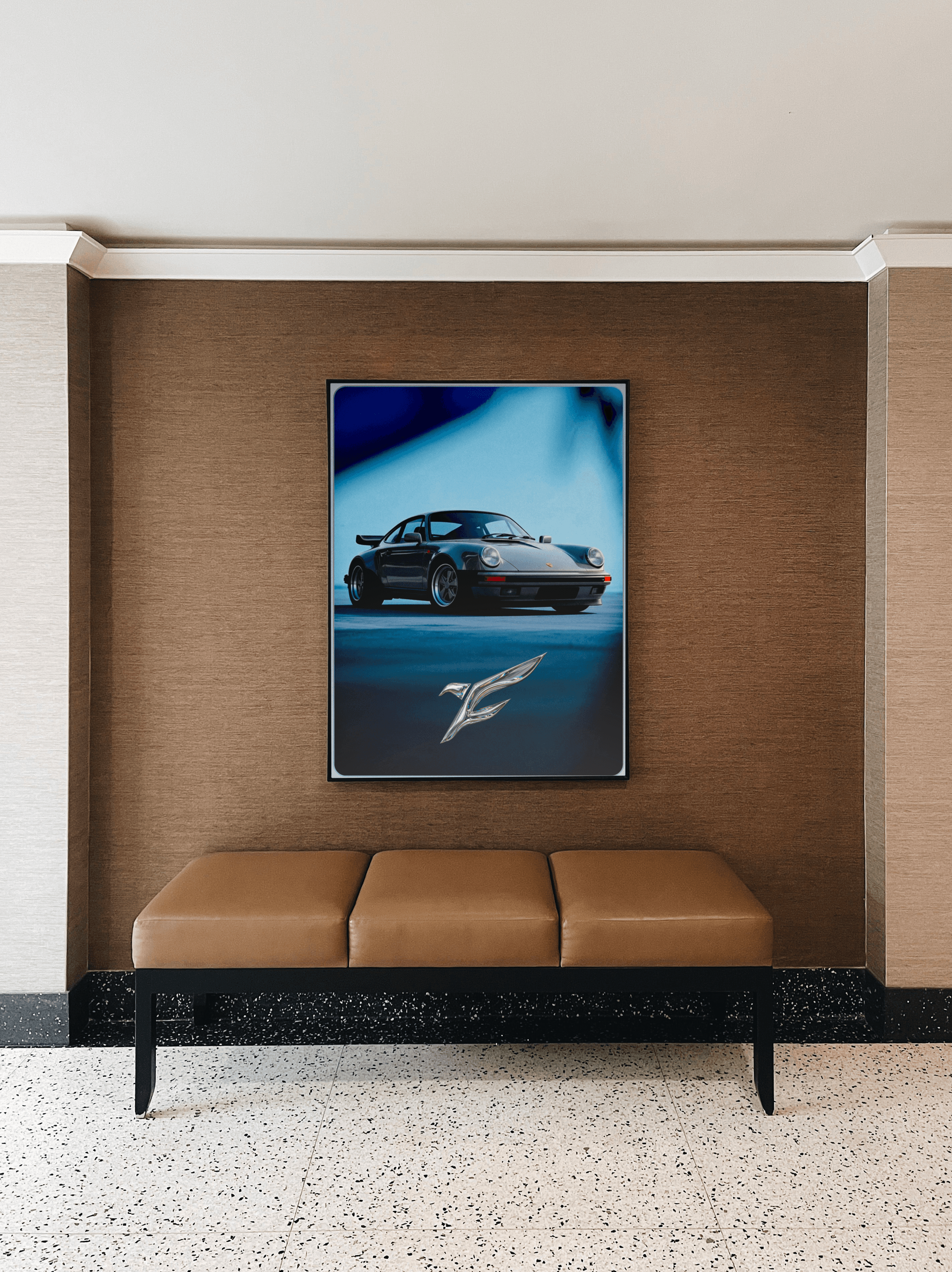 Affiche automobile F2C dans un intérieur contemporain